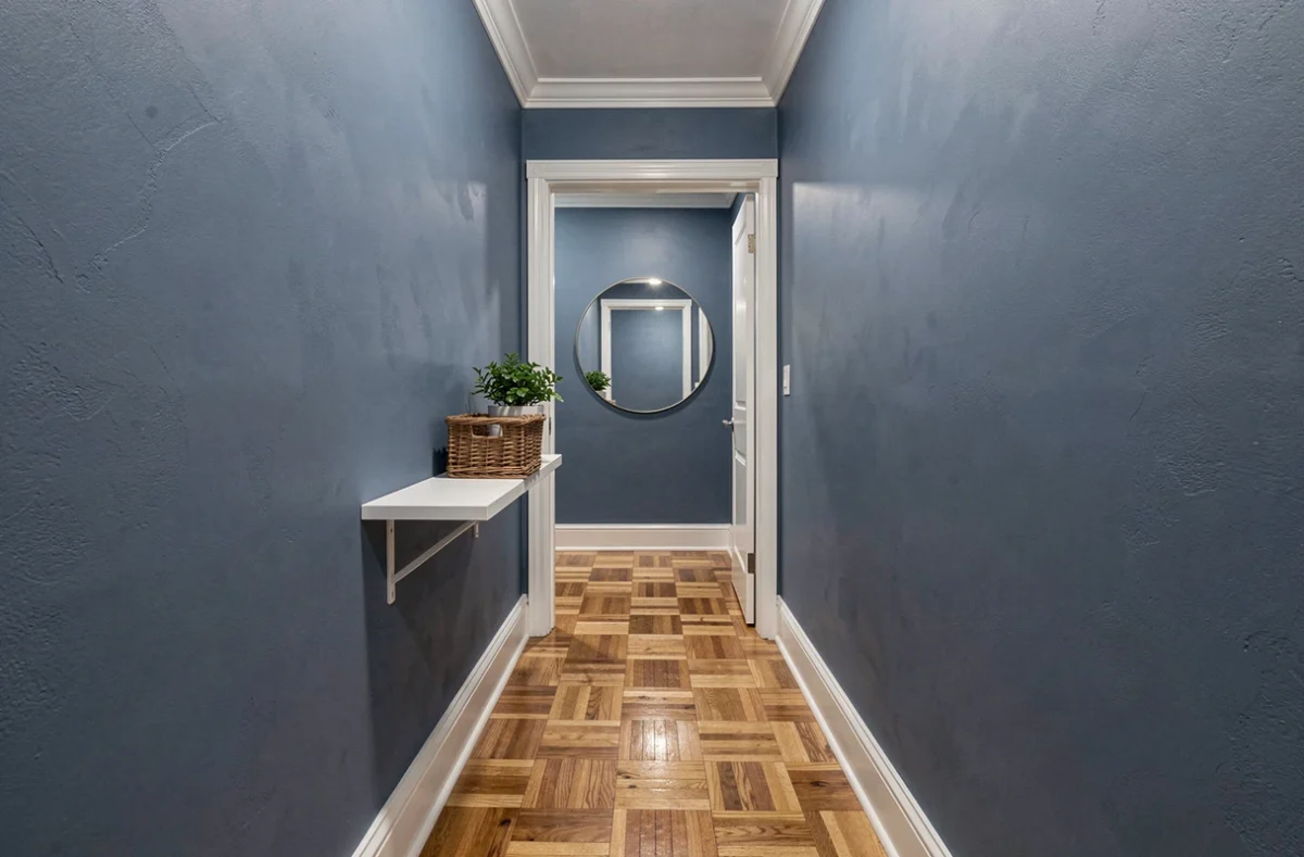 Couloir étroit repeint en bleu et blanc, déco minimaliste après rénovation petit budget