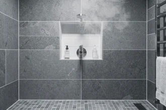 Mitigeur douche en niche avec robinet chromé monté à mi-hauteur sur carrelage grand format gris dans une salle de bain moderne